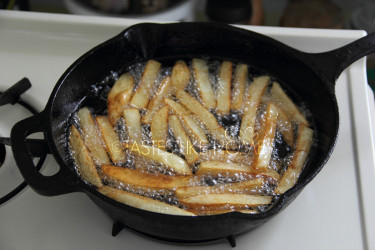 Frying chips (Photo by Cynthia Nelson) 