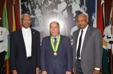 Brazil’s Minister of External Affairs, Mauro Luiz Iecker Vieira (centre) flanked by President David Granger (left) and Chancellor of the Judiciary, Justice Carl Singh.   (Ministry of the Presidency photo)