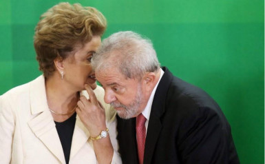 Brazil’s President Dilma Rousseff (L) talks with former president Luiz Inacio Lula da Silva during the appointment of Lula da Silva as chief of staff, at Planalto palace in Brasilia, Brazil, yesterday. REUTERS/Adriano Machado 
