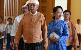 Myanmar’s new president Htin Kyaw (L) and National League for Democracy party leader Aung San Suu Kyi arrives to parliament in Naypyitaw March 30, 2016. REUTERS/Stringer
