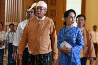 Myanmar’s new president Htin Kyaw (L) and National League for Democracy party leader Aung San Suu Kyi arrives to parliament in Naypyitaw March 30, 2016. REUTERS/Stringer 