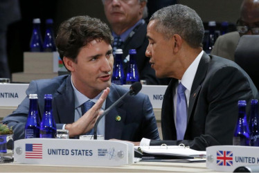 Canada’s Prime Minister Justin Trudeau (L) speaks with U.S. President Barack Obama after the start of the second and final plenary session of the Nuclear Security Summit in Washington April 1, 2016. REUTERS/Jonathan Ernst 