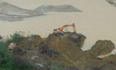 The excavator pushing the material into the river. (Ministry of Natural Resources photo)