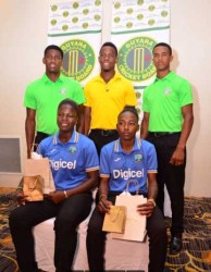 The West Indies under 19 trio Keemo Paul, Shimron Hetmyer and Tevin Imlach share a photo with Women’s West Indies players Shamaine Campbell and Treymane Smartt. (Orlando Charles photo) 