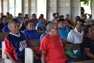 Residents at the meeting in Waramadong (GINA photo) 