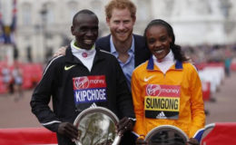 Great Britain’s Prince Harry poses with the winner of the men’s race Kenya’s Eliud Kipchoge and the women’s race Jemima SumgongAction Images via Reuters / Paul ChildsLivepic