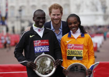 Great Britain’s Prince Harry poses with the winner of the men’s race Kenya’s Eliud Kipchoge and the women’s race Jemima SumgongAction Images via Reuters / Paul ChildsLivepic