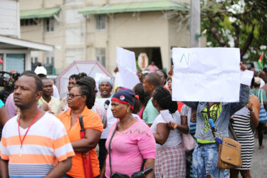 Part of the crowd of vendors who protested outside of the Ministry of the Presidency yesterday. 