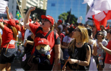 A woman shouts as she carries a doll in the likeness of Brazil’s former President Luiz Inacio Lula da Silva during a protest against Brazilian President Dilma Rousseff’s impeachment in Rio de Janeiro, Brazil April 17, 2016. REUTERS/Pilar Olivares 