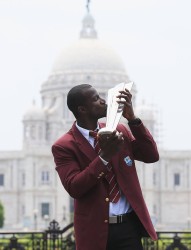 Darren Sammy savours the moment with the West Indies trophy (Windies Cricket photo)