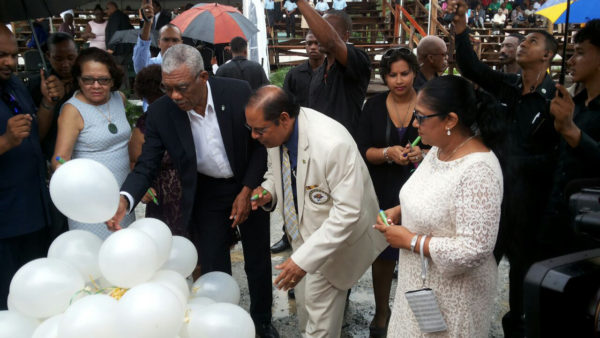 President David Granger and Prime Minister Moses Nagamootoo along with their spouses writing their personal commitments to the promotion of social cohesion on white helium filled balloons, which were later released up into the sky. (OPM Photo)