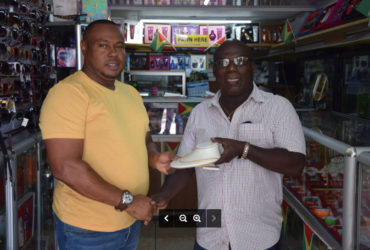 Juniors Jewellery Gallery and Pawn Shop owner Ferdinand Bacchus (right) hands over the gold chain to Petra Organization Co-Director Troy Mendonca for the event’s highest goal scorer.