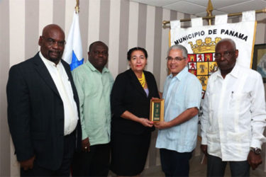 Georgetown Mayor, Patricia Chase-Green (centre), Mayor of Municipio De Panama Mike Thomas (second from right),  Oscar Clarke (right) Chairman of the Finance Committee , Junior Garrett  (left) member of the Finance Committee and Royston King. 