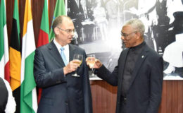 President David Granger (right) sharing a toast with Kim Højlund Christensen (Ministry of the Presidency photo)
