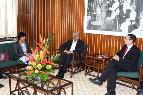 President David Granger (centre) in discussion with  Ivan Simonovic (right) and Navi Pillay, during their visit to the Ministry of the Presidency today. Simonovic and Pillay were here to press the government to abolish the death penalty. (Ministry of the Presidency photo)