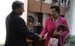 Minister of Indigenous Peoples’ Affairs Sydney Allicock  greets Secretary General of the Commonwealth, Baroness Patricia Scotland (GINA photo)