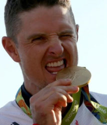 Justin Rose (GBR) of Britain celebrates his gold medal win in the men’s Olympic golf competition. REUTERS/Andrew Boyers  