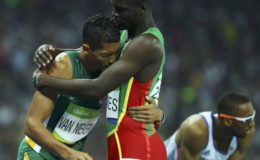 Wayde van Niekerk of South Africa embraces Kirani James of Grenada. (REUTERS/Lucy Nicholson)
