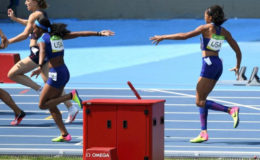Allyson Felix of USA fails to hand over the baton to English Gardner. (REUTERS/Dylan Martinez)
