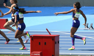 Allyson Felix of USA fails to hand over the baton to English Gardner. (REUTERS/Dylan Martinez) 