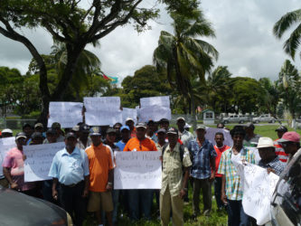 The workers protesting in front of the Ministry of Agriculture yesterday