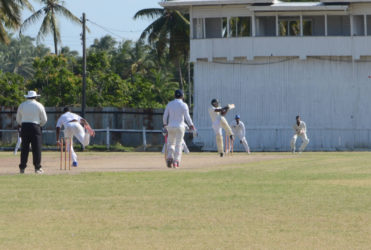 Kandasammy Surujnarine hooks during his innings of 35. (Orlando Charles photo) 