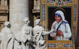 A tapestry depicting Mother Teresa of Calcutta is seen in the facade of Saint Peter's Basilica during a mass, celebrated by Pope Francis, for her canonisation in Saint Peter's Square at the Vatican September 4, 2016. REUTERS/ Stefano Rellandini 