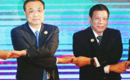 Chinese Premier Li Keqiang and Philippines President Rodrigo Duterte pose for photo during the ASEAN Plus Three Summit in Vientiane, Laos September 7, 2016. REUTERS/Soe Zeya Tun 