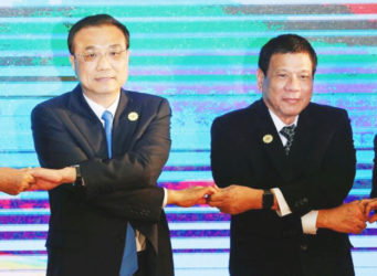 Chinese Premier Li Keqiang and Philippines President Rodrigo Duterte pose for photo during the ASEAN Plus Three Summit in Vientiane, Laos September 7, 2016. REUTERS/Soe Zeya Tun 