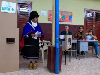 A Colombian Guambiano indigenous woman votes in a referendum on a peace deal between the government and Revolutionary Armed Forces of Colombia (FARC) rebels in Silvia, Colombia, October 2, 2016. REUTERS/Jaime Saldarriaga  
