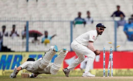 India’s Shikhar Dawan (R) makes an unsuccessful attempt to run out New Zealand’s Bradley-John Watling yesterday at the Eden Gardens ground in Kolkata. (Reuters photo)