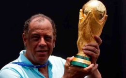 Brazilian soccer captain Carlos Alberto Torres holds the 2014 FIFA World Cup Brazil trophy during its unveiling ceremony at a Soccerex event at Copacabana beach in Rio de Janeiro, November 21, 2010. REUTERS/Bruno Domingos