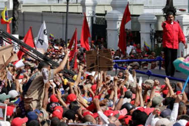 Venezuela’s President Nicolas Maduro (R) greets supporters during a pro-government rally at Miraflores Palace in Caracas, Venezuela October 25, 2016. REUTERS/Carlos Garcia Rawlins