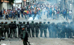 Demonstrators clash with members of Venezuelan National Guard during a rally demanding a referendum to remove Venezuela’s President Nicolas Maduro in San Cristobal, Venezuela October 26, 2016. (REUTERS/Carlos Eduardo Ramirez)