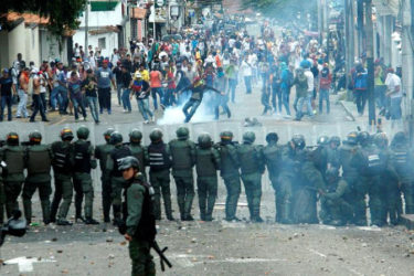 Demonstrators clash with members of Venezuelan National Guard during a rally demanding a referendum to remove Venezuela’s President Nicolas Maduro in San Cristobal, Venezuela October 26, 2016. (REUTERS/Carlos Eduardo Ramirez)