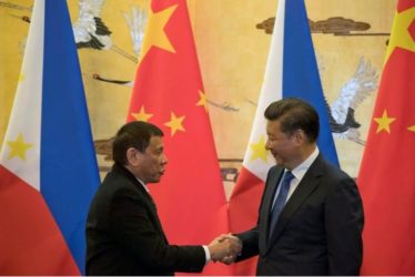 Philippine President Rodrigo Duterte (L) and Chinese President Xi Jinping shake hands after a signing ceremony held in Beijing, China October 20, 2016. REUTERS/Ng Han Guan/Pool
