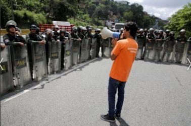 A demonstrator speaks to members of Venezuelan National Guard during a student rally demanding a referendum to remove Venezuela's President Nicolas Maduro in Caracas, Venezuela October 24, 2016. REUTERS/Marco Bello