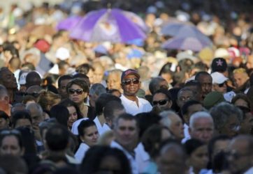 People stand in line to pay tribute to Cuba's late President Fidel Castro in Revolution Square in Havana, Cuba, today. REUTERS/Carlos Barria