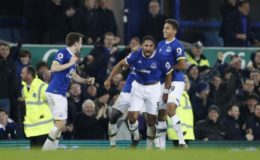 Everton’s Ashley Williams celebrates scoring their second goal with team mates.  (Reuters / Carl Recine Livepic)
