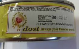 The tampered label which shows a different production date. According to the label the sardine was manufactured in June 2016. However an examination has revealed that it was manufactured on August 1, 2004. Rust is also visible on the tin.