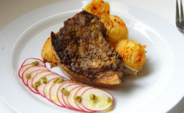 Thyme-garlic butter
Pork Chops with
Roast Potatoes
(Photo by Cynthia Nelson)
