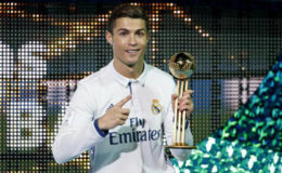 Football Soccer - Real Madrid’s Cristiano Ronaldo celebrates with the Golden Ball trophy (Reuters / Kim Kyung-Hoon)