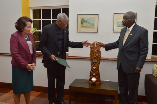 President David Granger (second from left) describing the elements of this Winslow Craig work, ‘The Chief Witness to the Environment’, which the President gifted to the Barbadian Prime Minister Freundel Stuart on the occasion of Barbados’ 50th anniversary of Independence. The President and First Lady Sandra Granger (left) were guests of Barbados for the celebrations. (Ministry of the Presidency photo)