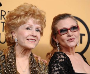 Debbie Reynolds (left) and Carrie Fisher