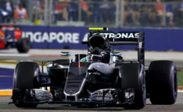 Formula One - F1 - Singapore Grand Prix –Sept.2016,Mercedes’ Nico Rosberg of Germany leads Red Bull’s Daniel Ricciardo of Australia during the race. (REUTERS/Edgar Su)