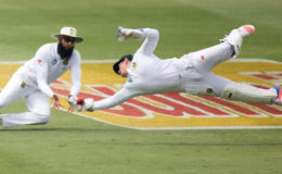 South Africa’s Quinton De Kock takes a catch to in front of Hashim Amla to dismiss Sri Lanka’s Angelo Mathews. REUTERS/James Oatway
