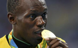 2016 Rio Olympics Men’s 4 x 100m Relay Victory Ceremony - Gold medalist Usain Bolt (JAM) bites his medal. (REUTERS/Alessandro Bianchi) 