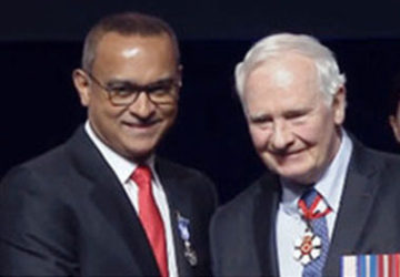 Dr. Narendra Singh (left) receiving congratulations from Governor General David Johnston following the Meritorious Service Decoration presentation (CNW Group/Humber River Hospital)