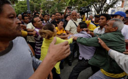Pro-government supporters clash with opposition supporters during a protest against Venezuelan President Nicolas Maduro’s government outside the Venezuelan Prosecutor’s office in Caracas, Venezuela March 31, 2017. (Reuters/Marco Bello)