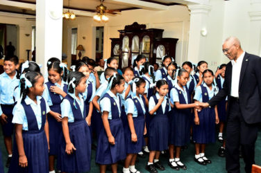 Each student had an opportunity to exchange a handshake with the Head of State (Ministry of the Presidency photo)